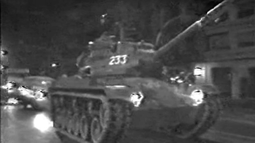 Los tanques recorren las calles de València la noche del 23 de febrero de 1981.