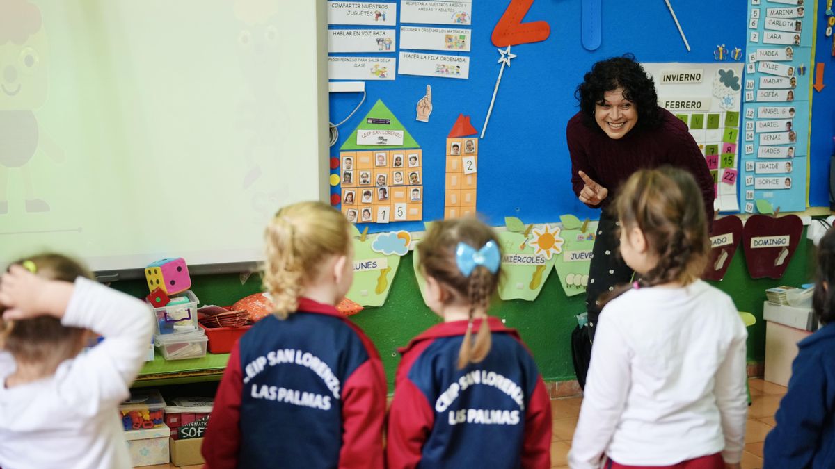 Una maestra, con sus alumnos y alumnas de una clase de primaria en Las Palmas de Gran Canaria.