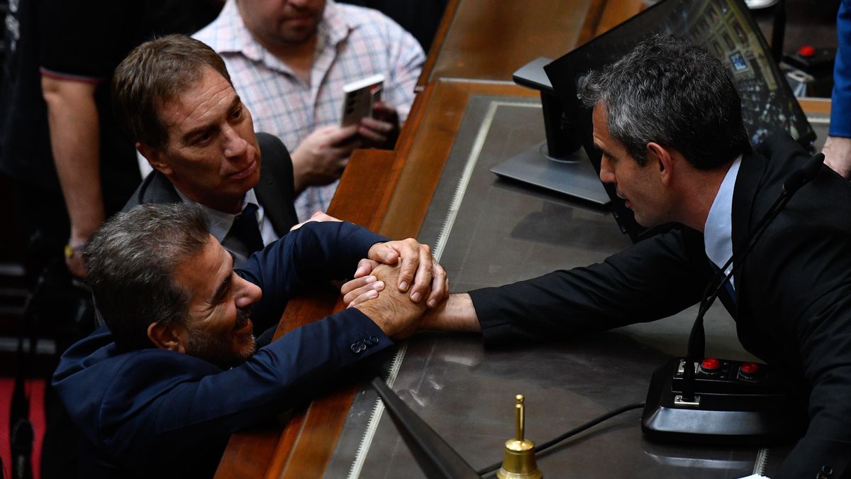 Cristian Ritondo, jefe del bloque de diputados del PRO, junto a Diego Santilli, saludan a Menem en el recinto de la Cámara.