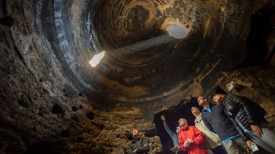 El descubridor e investigador de Risco Caído, segundo por la izquierda, explica al presidente del Cabildo de Gran Canaria y a otros visitantes la singularidad del fenómeno óptica