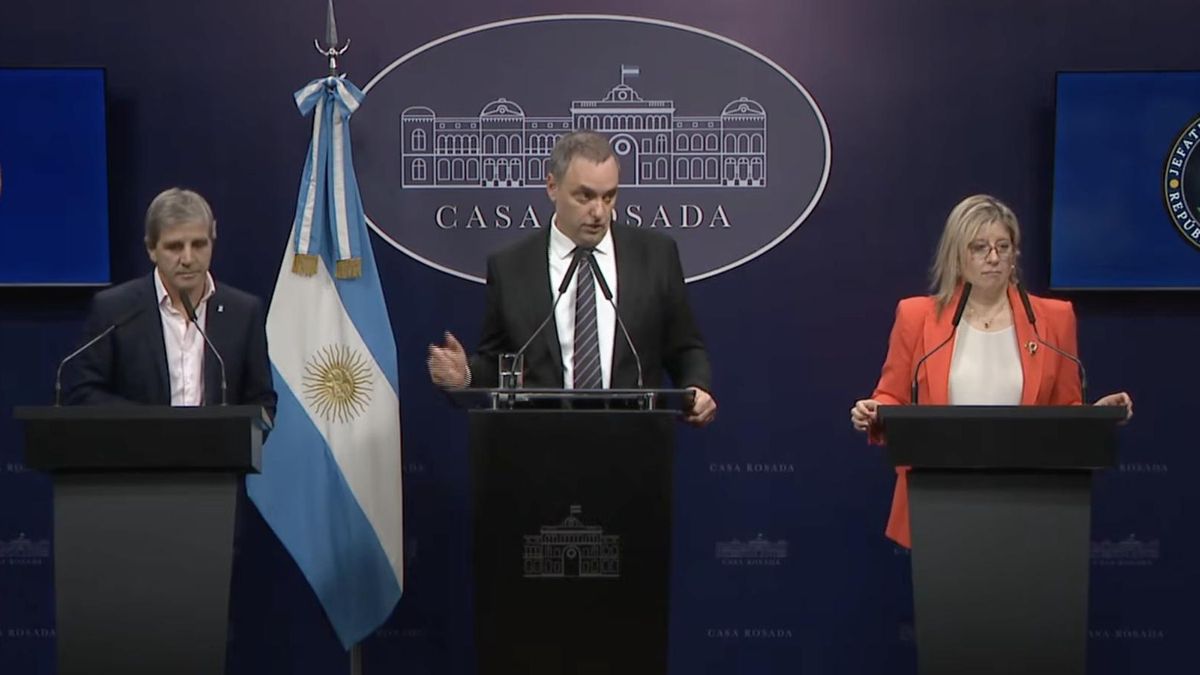 Caputo, Adorni y Monteoliva este viernes en conferencia de prensa.