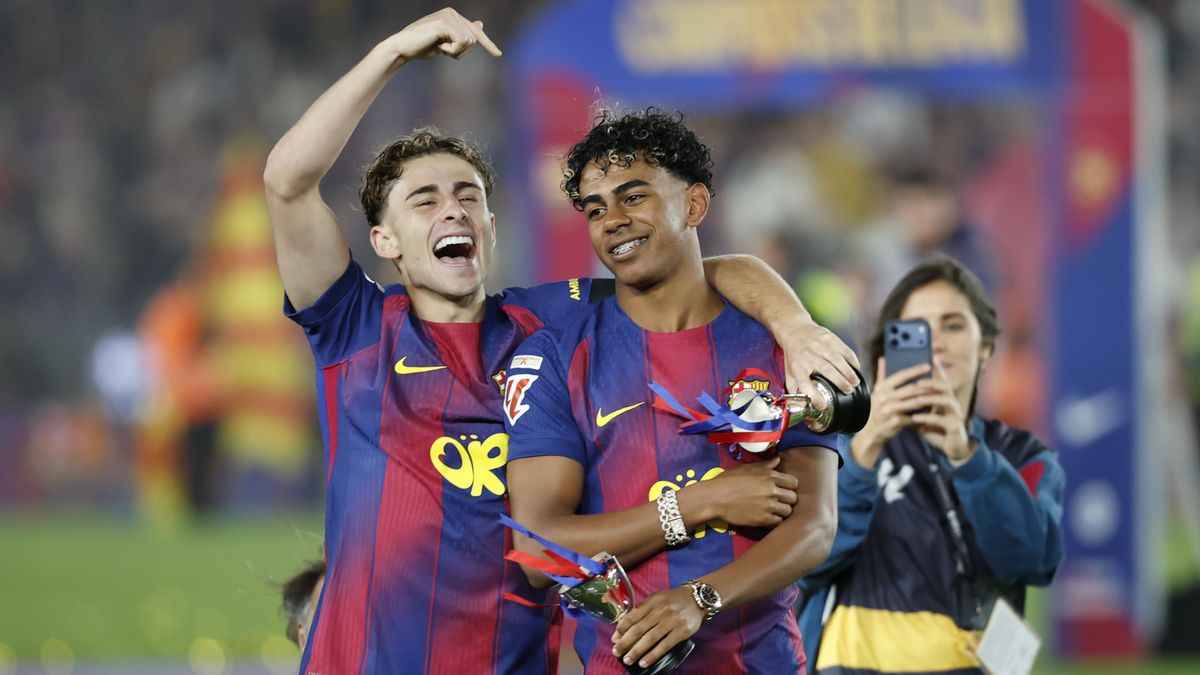 Los jugadores del FC Barcelona Gavi y Lamine Yamal celebran el título de Liga en el Camp Nou