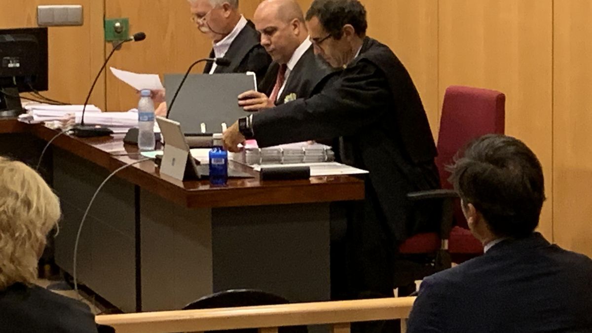Víctor Bravo, con toga y en el estrado de los abogados, en el arranque del juicio en San Sebastián