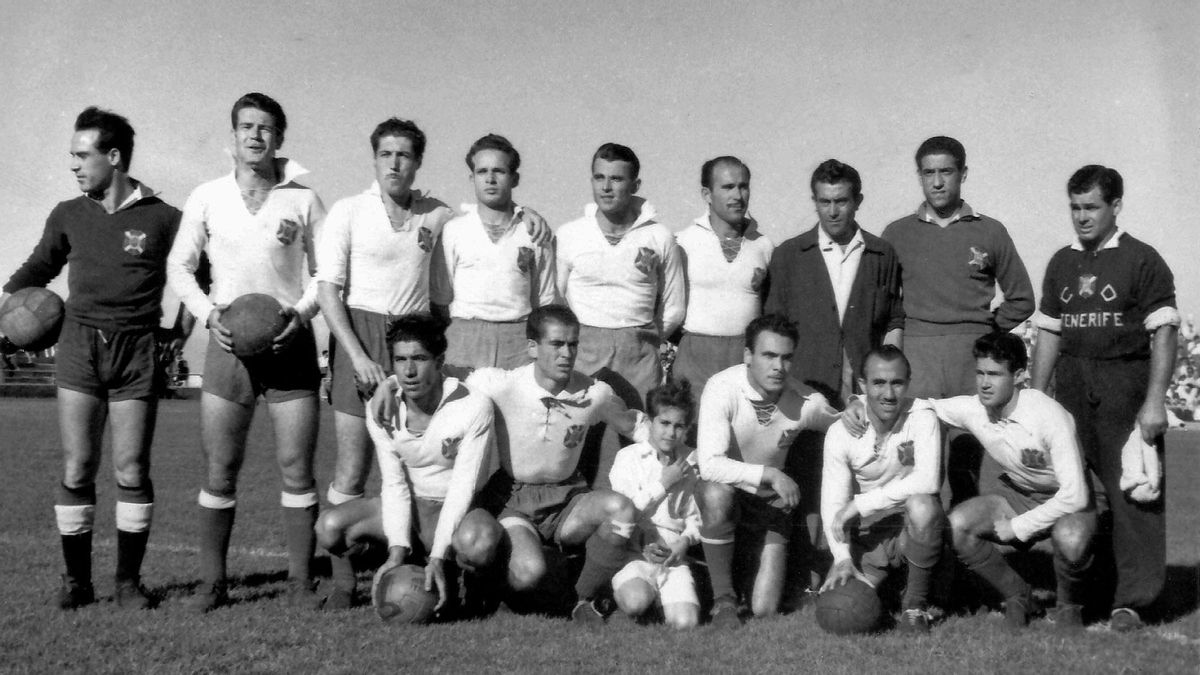 Once del CD Tenerife en el partido de su primer ascenso a Segunda División. Cabañas (portero suplente), Isidoro, Servando, Villar, Perla, Chicho, Muñiz, Cuco, el masajista Rogelio Alberto (de pie); Óscar, Julito, Antonio, Méndez y Paquillo