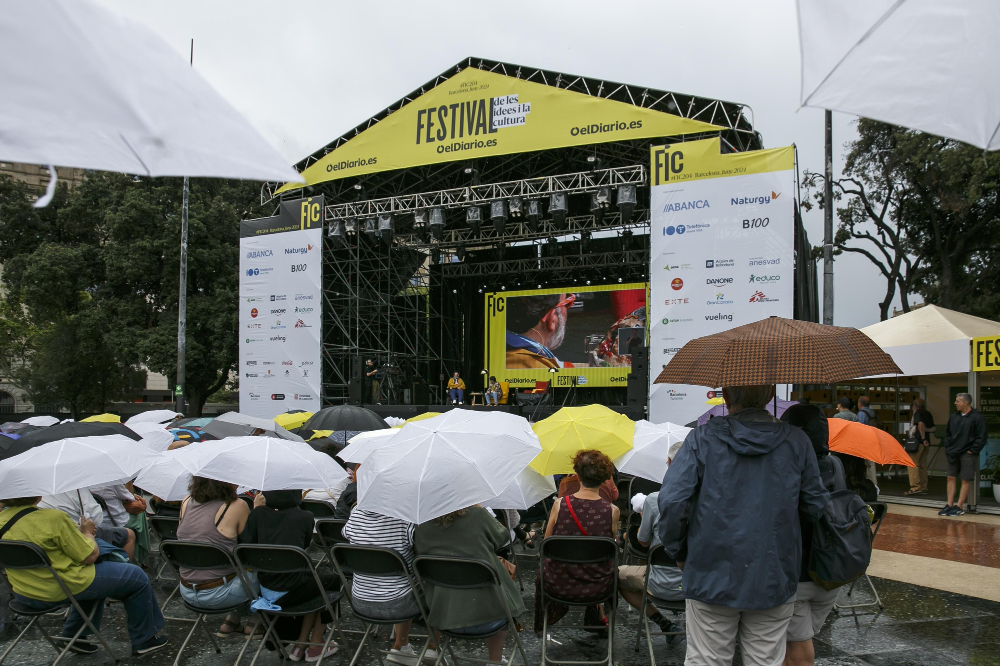 Nadie se quiso perder el monólogo de Bob Pop pese a la lluvia