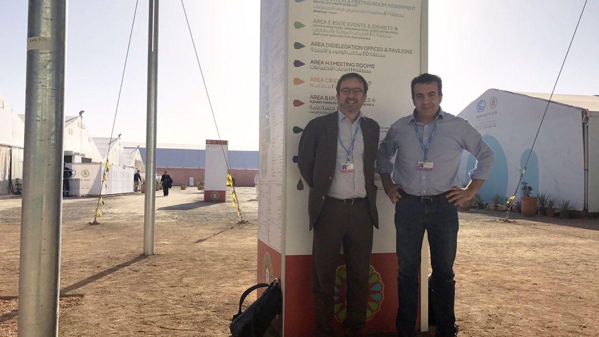 El consejero de Desarrollo Económico, Energía e I+D+i del Cabildo de Gran Canaria, Raúl García Brink; y el coordinador del Grupo de Acción Climática del Cabildo de Gran Canaria, Ezequiel Navío; en la Cumbre del Cambio Climático de Marrakech