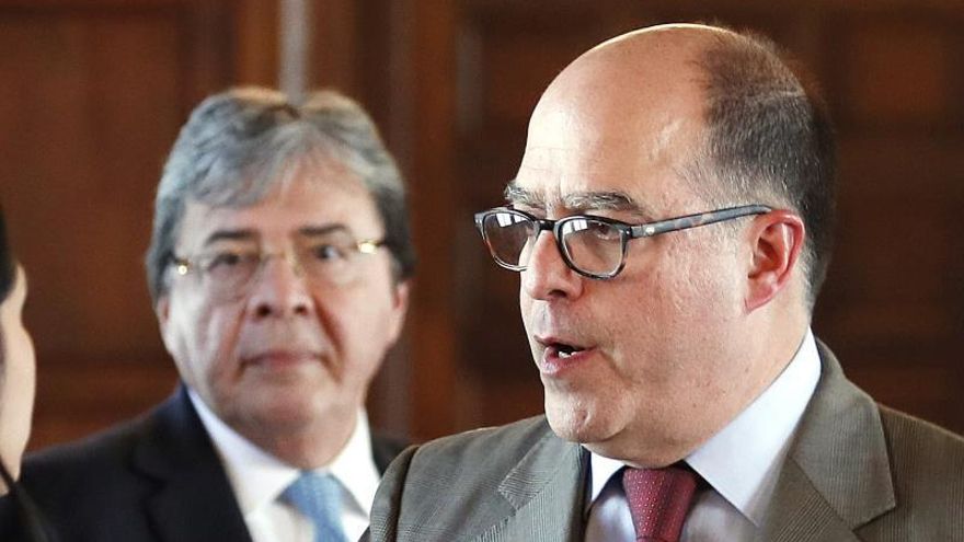 En la imagen un registro del comisionado presidencial para Asuntos Exteriores de Juan Guaidó, Julio Borges (d), tras reunirse con el canciller de Colombia, Carlos Holmes Trujillo (i), en Bogotá (Colombia).