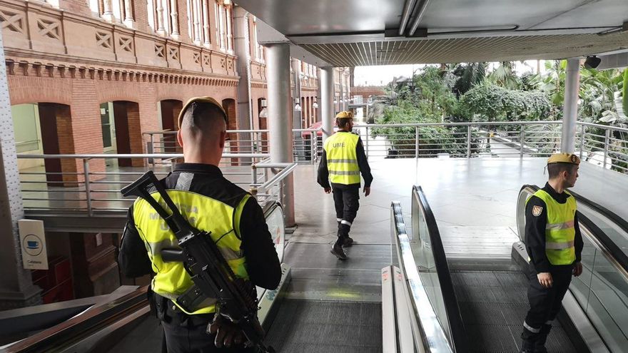 Efectivos de la UME en el interior de la estación de Atocha, en Madrid.