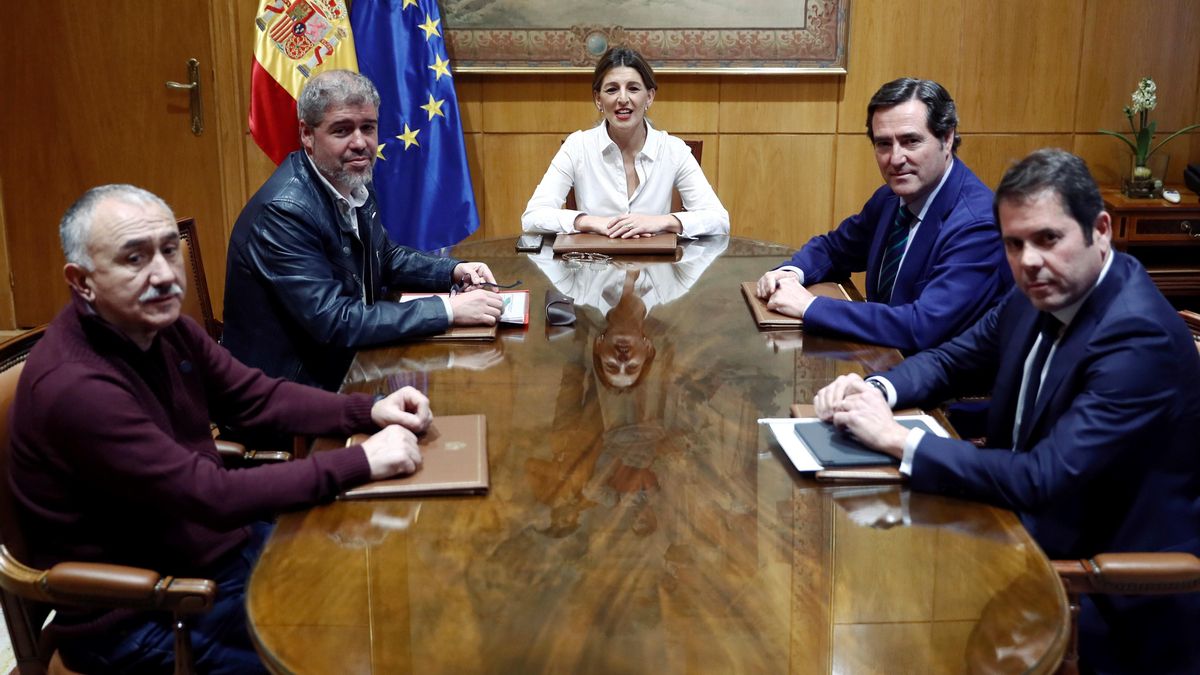 Imagen de archivo de la vicepresidenta y ministra de Trabajo, Yolanda Díaz, con los dirigentes de las patronales, Antonio Garamendi (2d) y Gerardo Cuerva (d), y de los sindicatos, CCOO, Unai Sordo (2i) y UGT, Pepe Álvarez (i).
