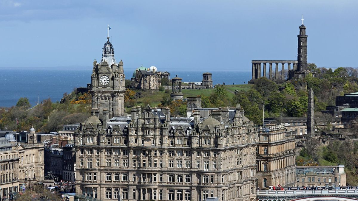 El Hotel Balmoral y Carlton Hill, dos iconos de Edimburgo.