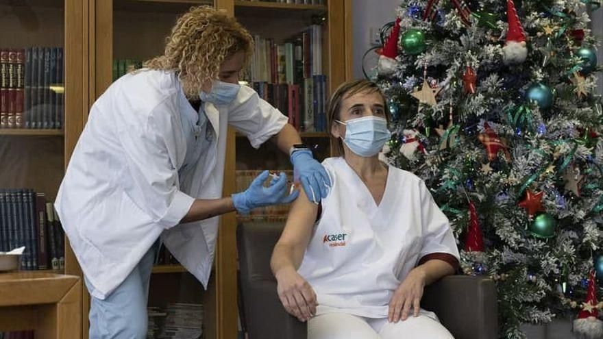 Una trabajadora de la residencia Betharram recibe la vacuna