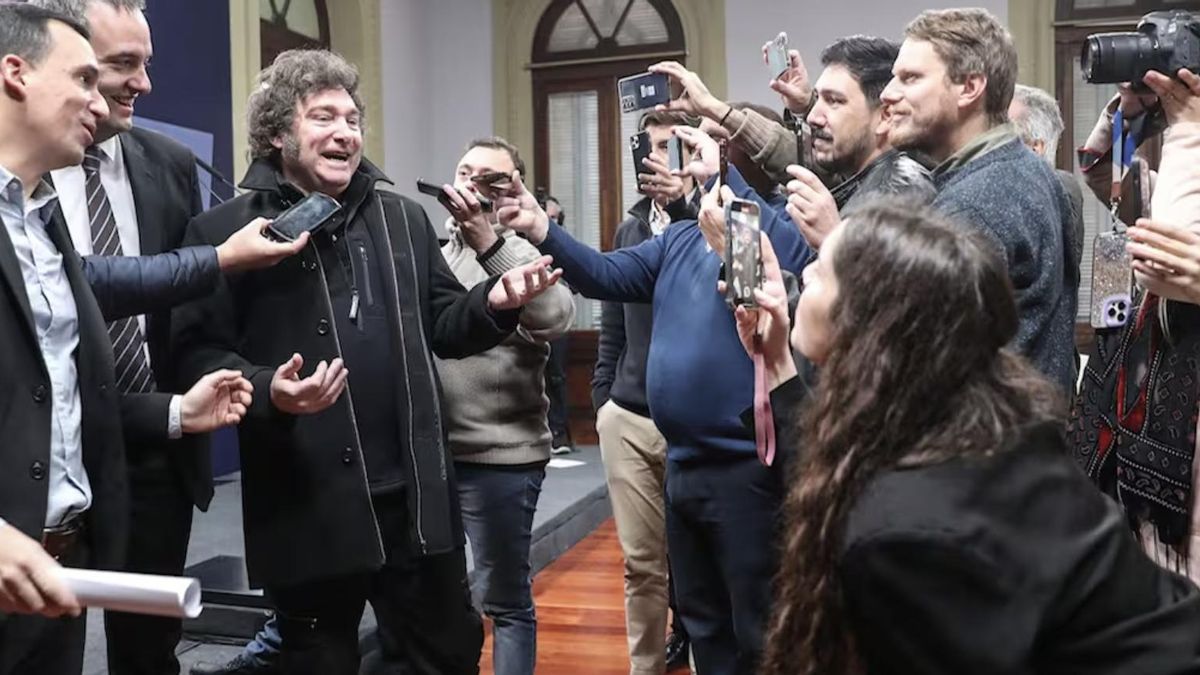 Milei junto a los periodistas acreditados en la sala de conferencias de la Casa Rosada, al inicio de su gestión.