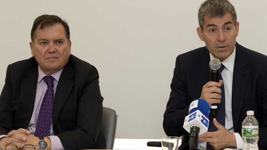 El presidente de Canarias, Fernando Clavijo (d), junto a Gerardo González (i), consejero de la oficina económico y comercial de la Embajada de España en Nueva York.