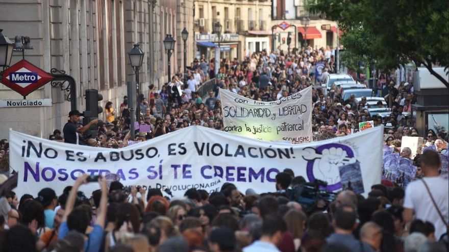 Protesta contra la libertad de 'la manada' frente al Ministerio de Justicia en Madrid