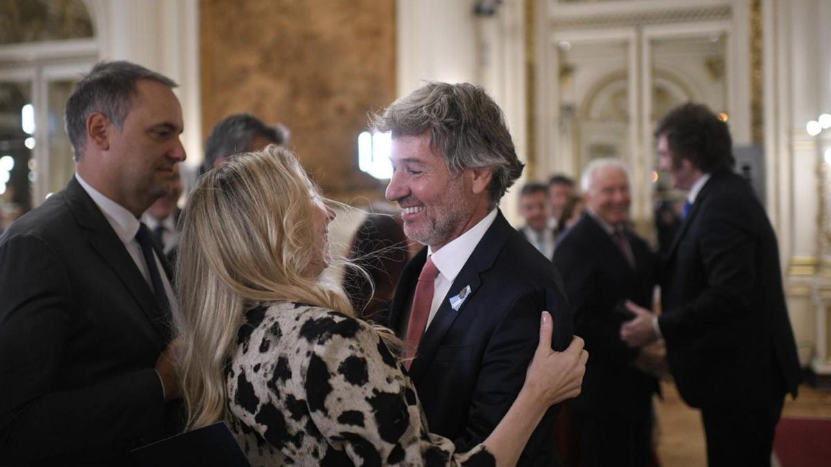 Karina Milei y Juan Bautista Mahiques en la jura del ministro; atrás, Javier Milei se saluda con Carlos Mahiques.