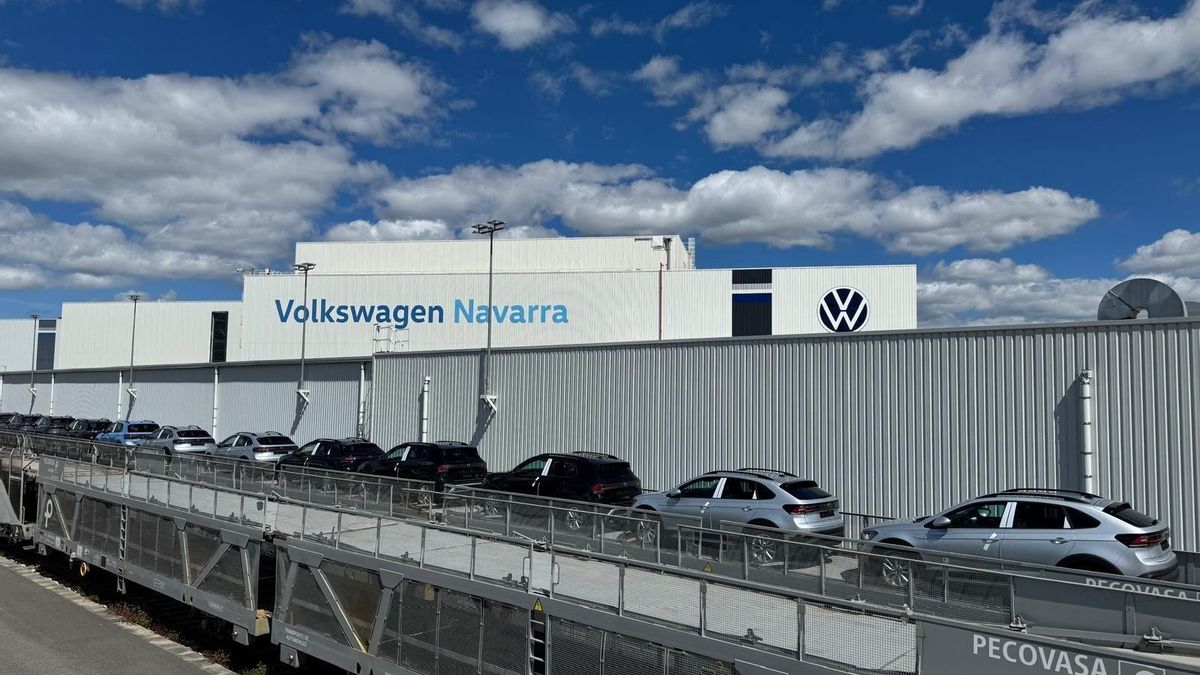 El tren portavehículos con destino a Setúbal (Portugal), durante el proceso de carga de coches en Volkswagen Navarra