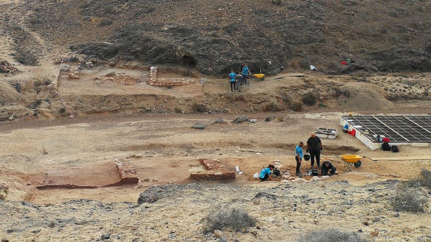 Excavación en San Marcial del Rubicón, en el otoño de 2021. La estructura de la derecha protege los pozos que realizaron los normandos