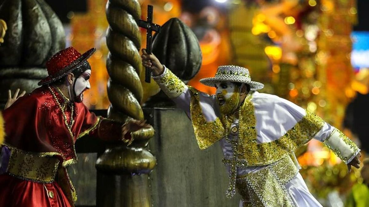 Sátira a la picardía brasileña abre la segunda noche de desfiles del carnaval en Río