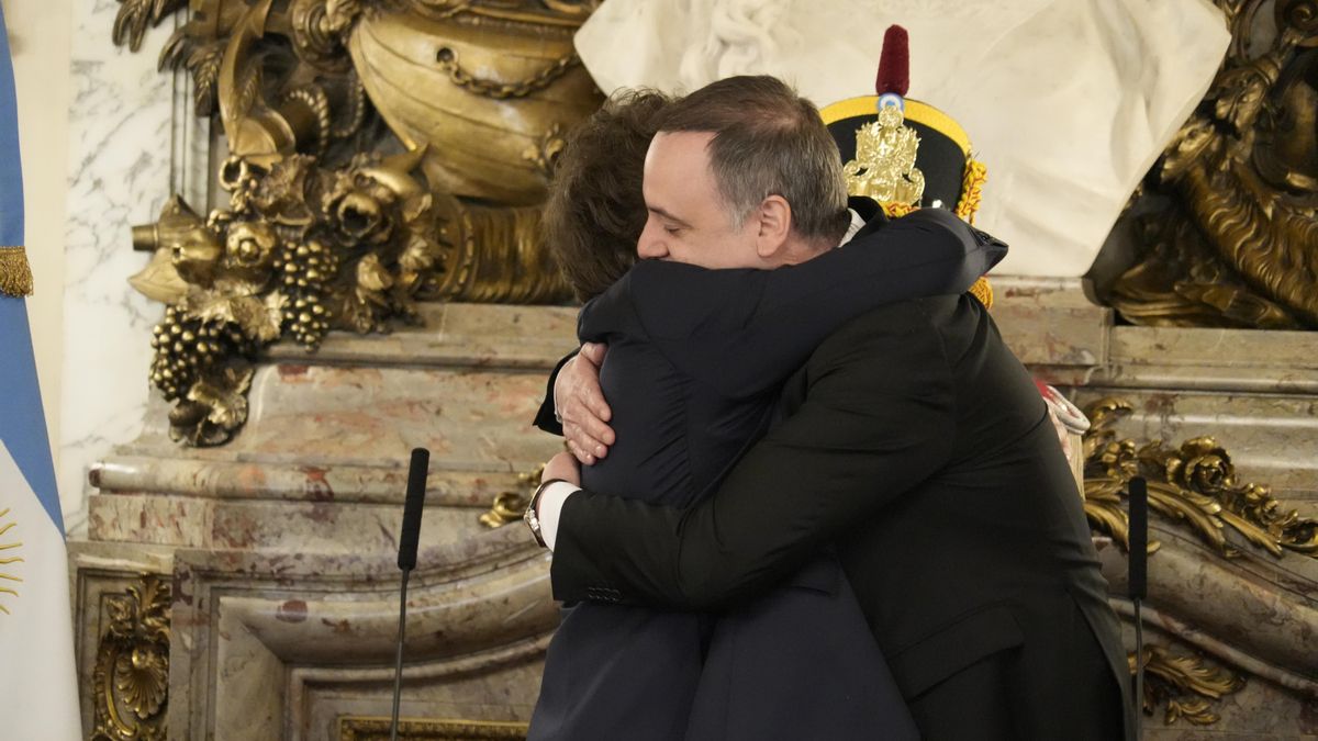 Javier Milei y Manuel Adorni, su jefe de Gabinete "blindado".