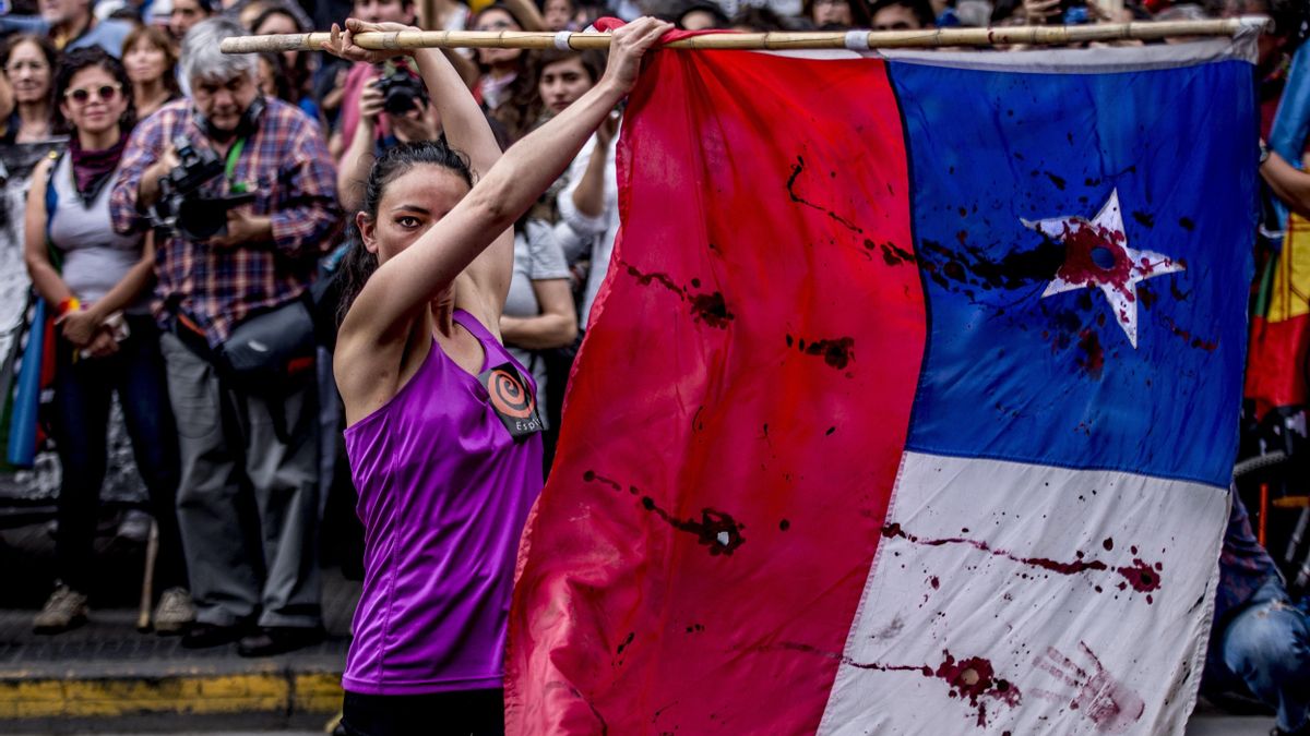 Una mujer en las protestas en Chile