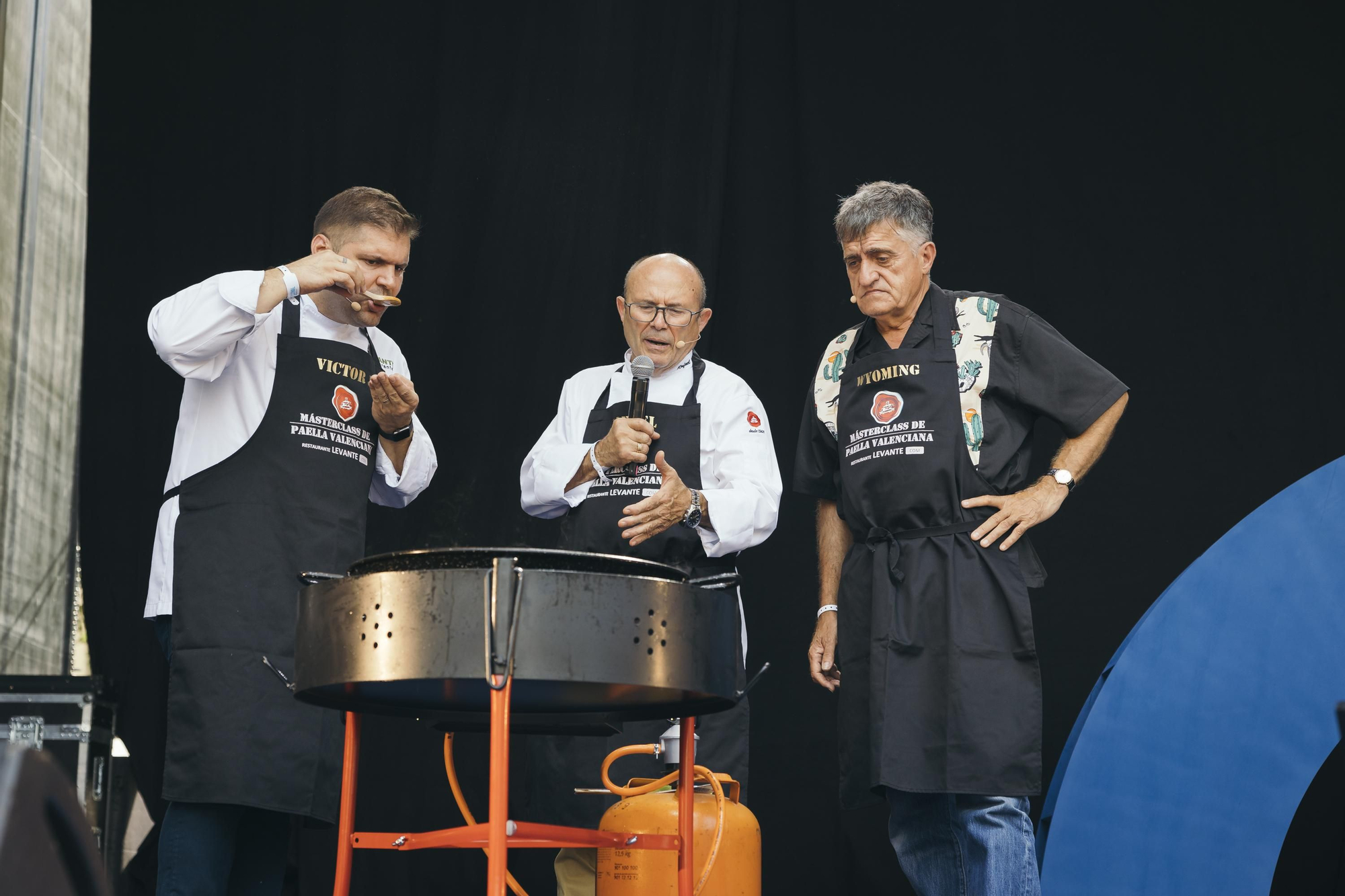'Conversación en la cocina' con El Gran Wyoming, el maestro paellero Rafael Vidal y su hijo Víctor Vidal a los fogones