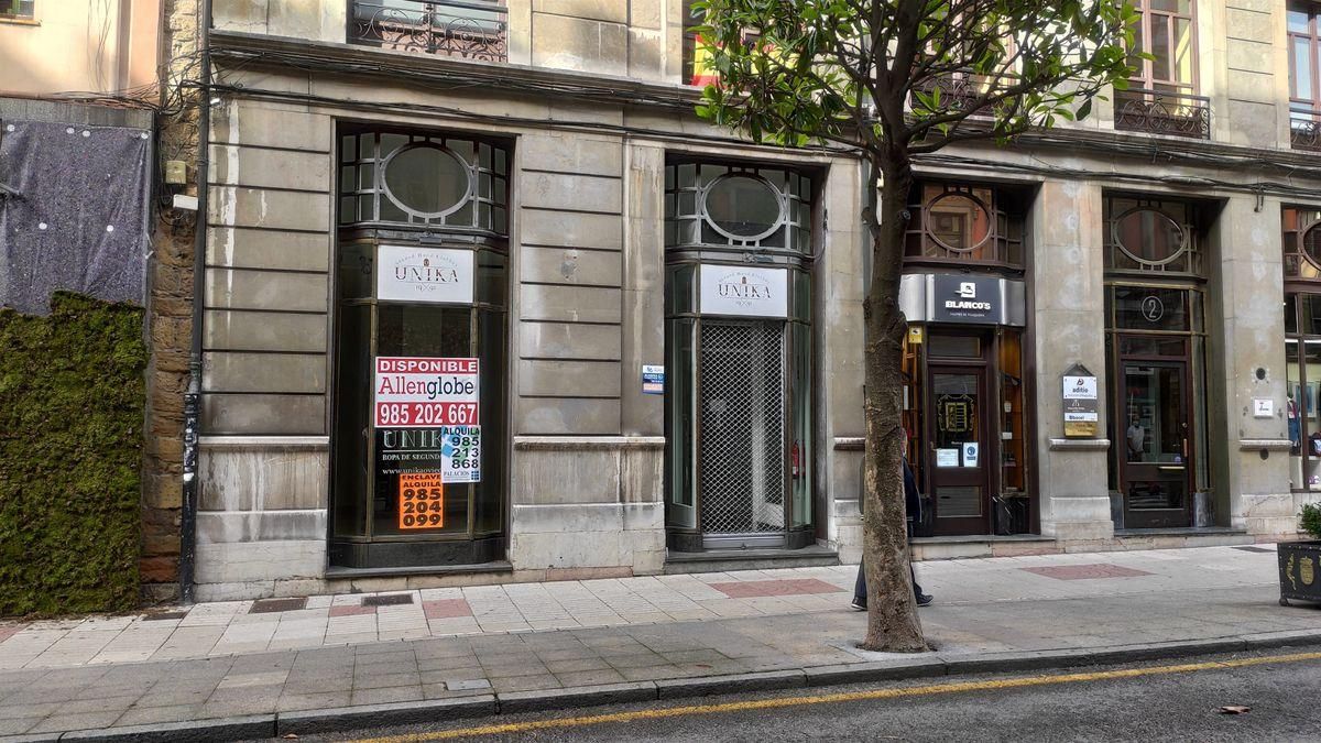 Un local cerrado de pequeño comercio en Oviedo.