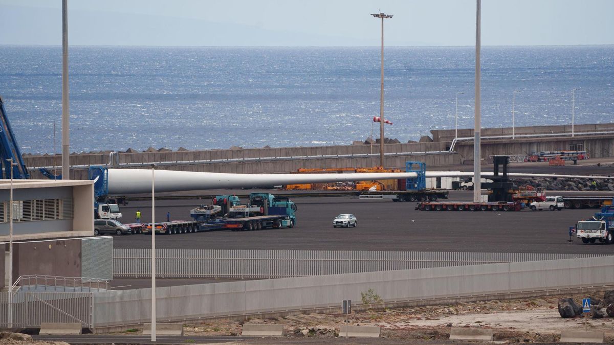 Puerto de Granadilla, en el municipio tinerfeño de Granadilla de Abona, donde se espera que fondee el buque de cruceros MV Hondius procedente de Cabo Verde con 140 personas a bordo, entre ellos 14 españoles. EFE/ Ramón de La Rocha