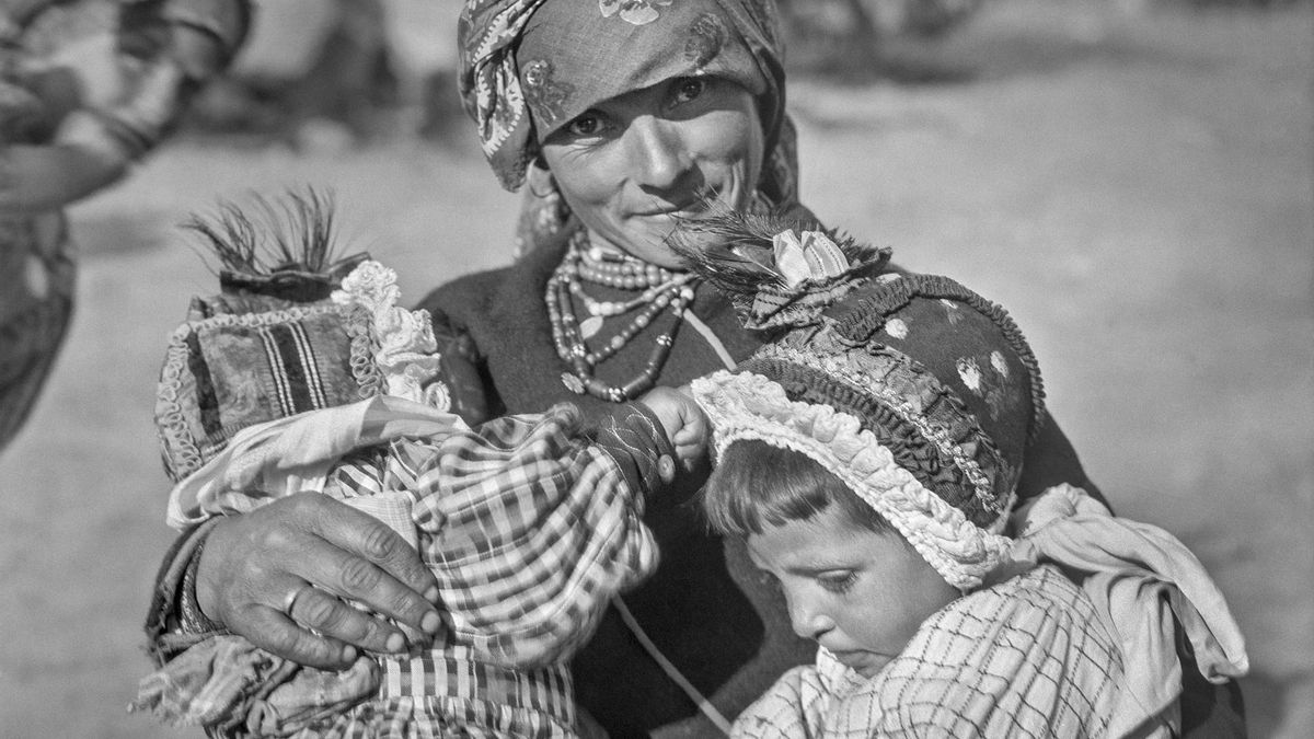 Retrato de mujer con dos niños, en Villalcampo (Zamora)