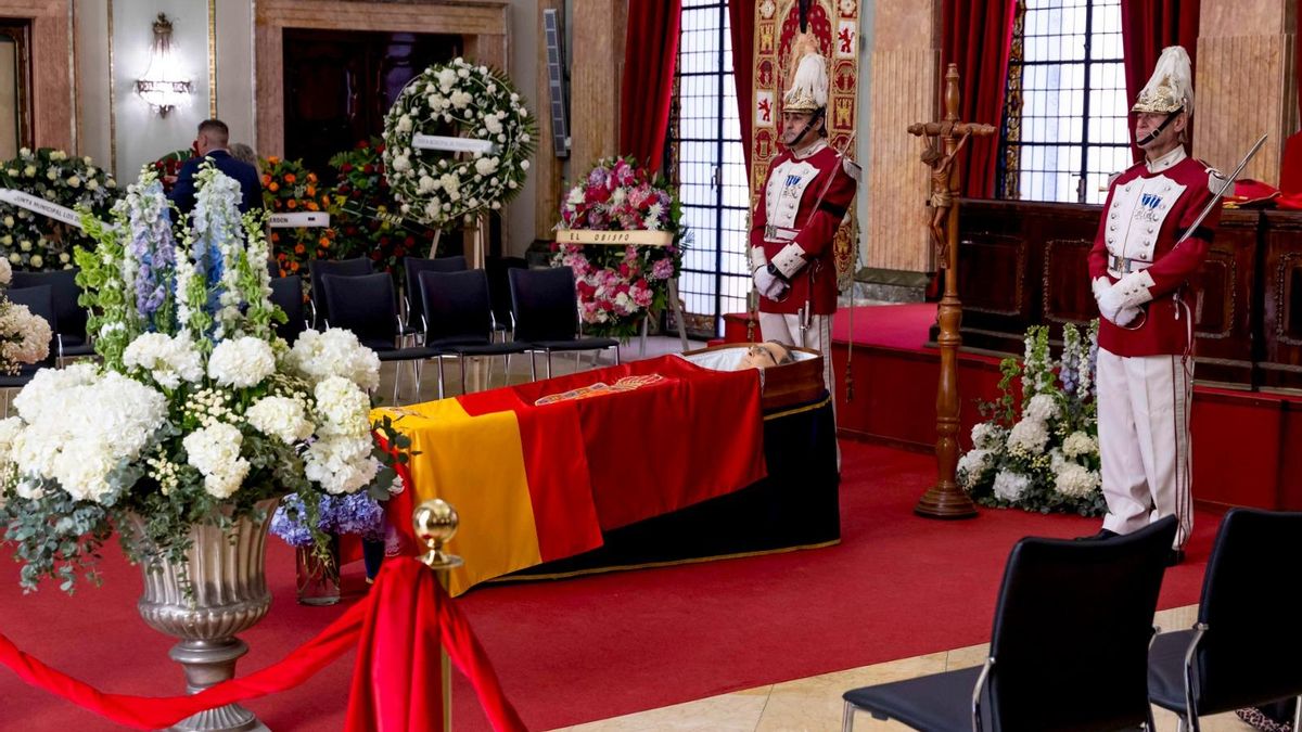 El salón de plenos del ayuntamiento de Murcia ha abierto sus puertas en la mañana de este lunes para que los ciudadanos que lo deseen puedan dar su último adiós al alcalde José Ballesta, fallecido este domingo a los 67 años a consecuencia de un cáncer. EFE/Marcial Guillén
