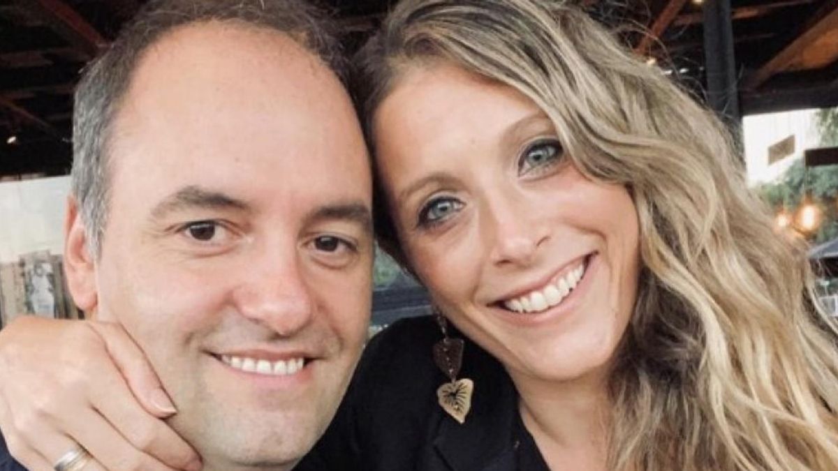 Manuel Adorni y su esposa, Bettina Angeletti.