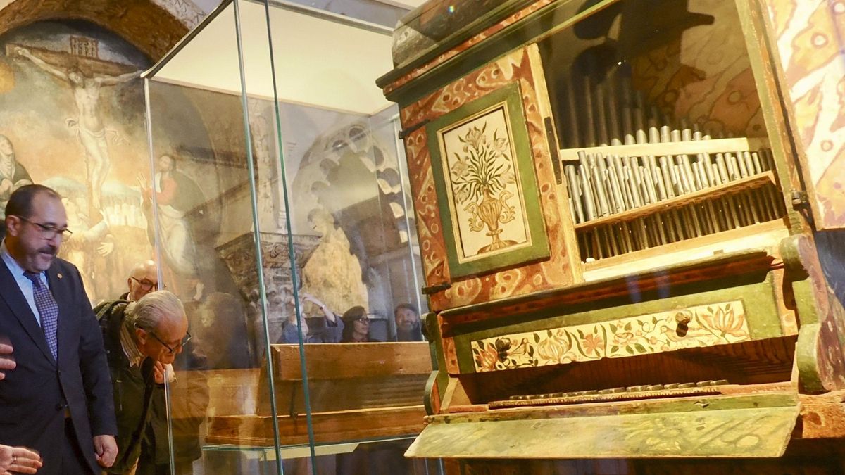 La presidenta de Patrimonio Nacional, Ana de la Cueva (3i), presenta el regreso del Virginal de Hans Bos, el conocido como Realejo de la Reina Juana y el Clavicordio del siglo XVIII, a la Capilla Dorada del Real Monasterio de Santa Clara, en Tordesillas (Valladolid) este lunes. EFE/R. García