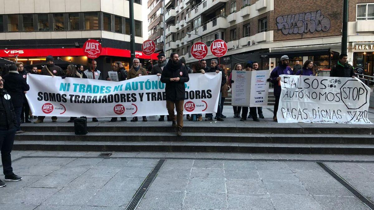 Manifestación de un grupo de repartidores de Deliveroo y de UGT antes del juicio previsto para este lunes en Madrid tras denuncia de la Seguridad Social contra la plataforma.