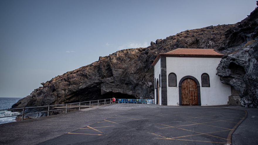Cuevas de Achbinicó, en Candelaria, Tenerife. A la derecha, la cueva y ermita de San Blas; al fondo, la Cueva de los Camellos