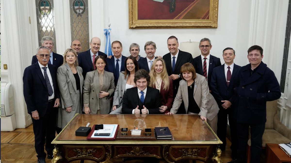 Milei al centro de la foto del gabinete, en la previa a la presentación del informe de gestión de Manuel Adorni en el Congreso.