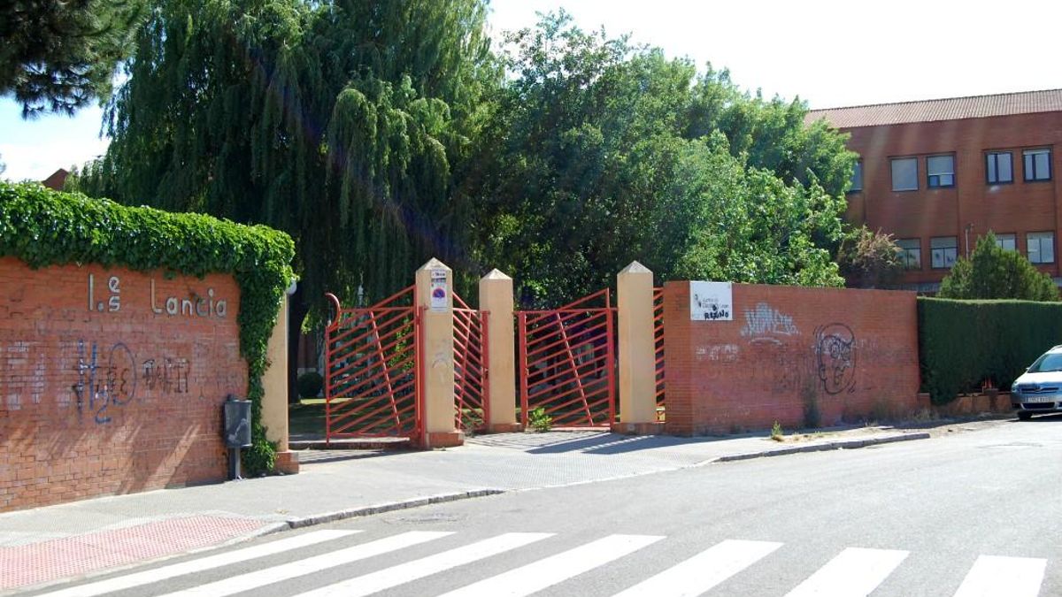 Una imagen de la entrada al Instituto Lancia de León.