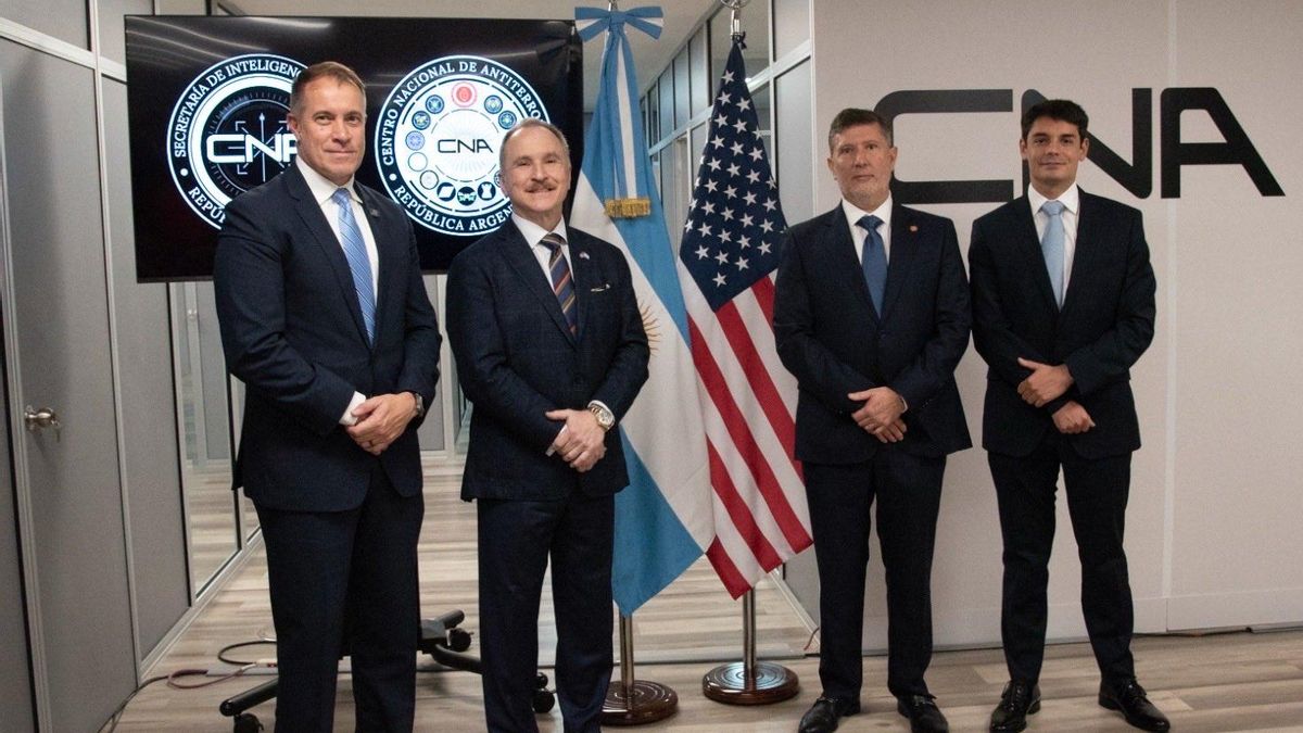 Cristian Auguadra y José Lago Rodríguez junto al embajador estadounidense Peter Lamelas, durante la inauguración del Centro Nacional Antiterrorismo (CNA).