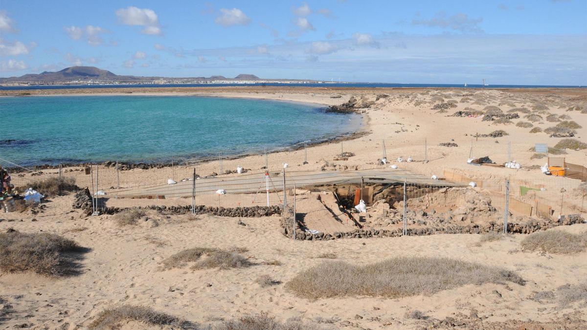 Playa de La Concha, en el sur del Islote de Lobos. En primer plano, parte del yacimiento que alberga un taller de púrpura de factura romana; al fondo, la isla de Fuerteventura