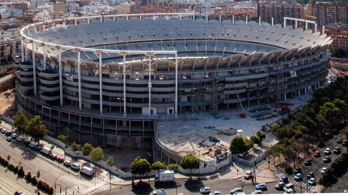 Obras del nuevo estadio en la parte recayente a la avenida de las Corts Valencianes.