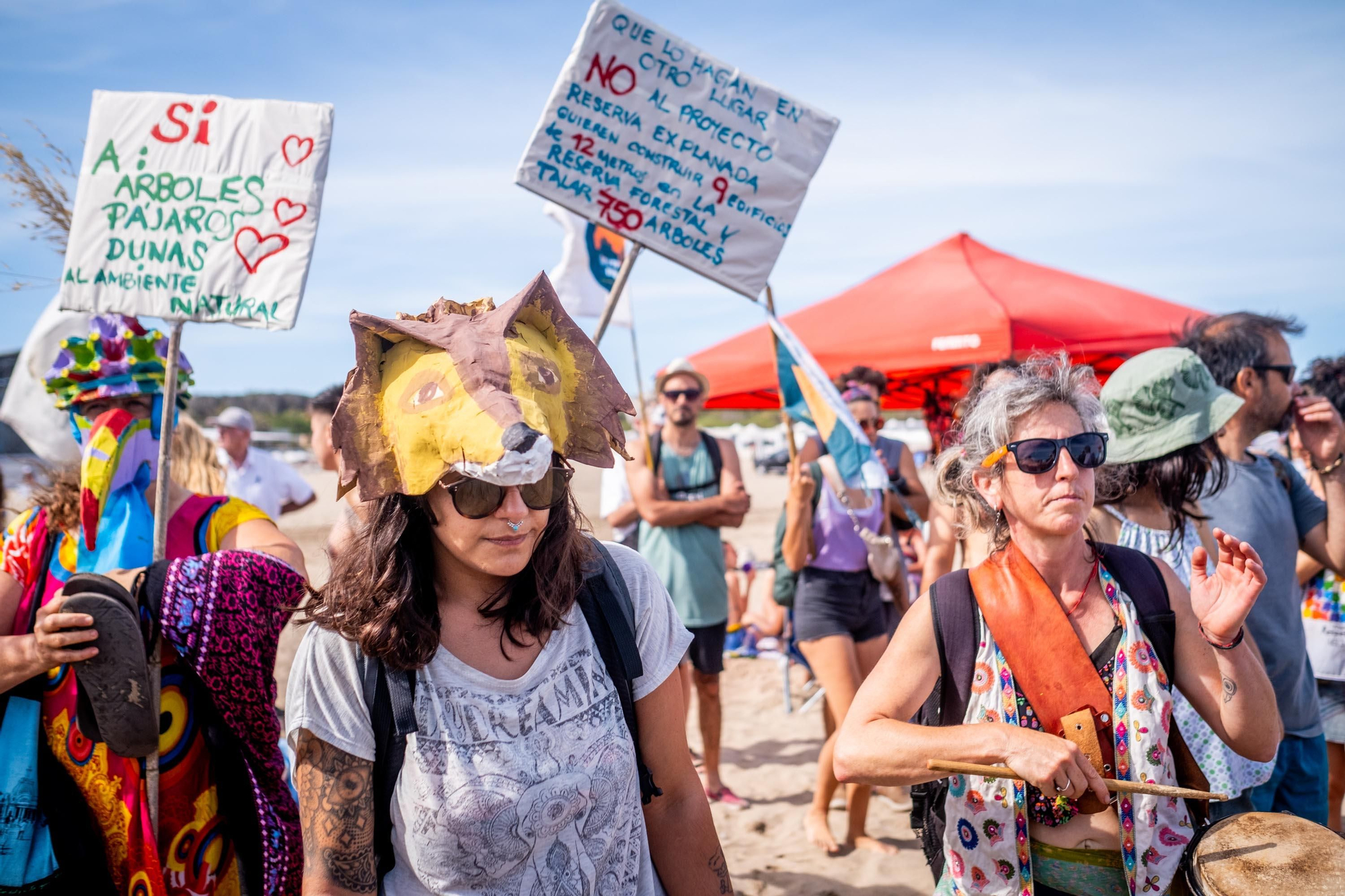 El domingo, vecino que se oponen al megaproyecto inmobiliario lindero a la Reserva Forestal Paseo Costanero Sur realizando una protesta en las playas de Mar del Plata.