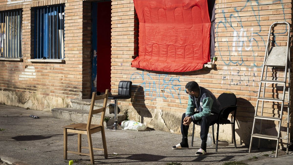 Una de las decenas de personas que se alojan en las antiguas dependencias carcelarias