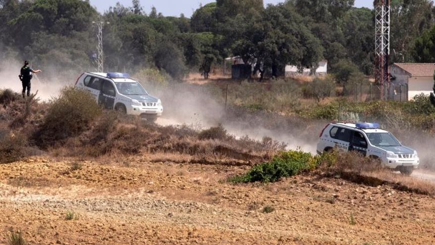 La Guardia Civil ha detenido al hombre que este domingo se atrincheró en el interior de una finca del término municipal de Villalba del Alcor (Huelva) portando una escopeta, tras amenazar con el arma a unos vendimiadores tras una discusión por un asunto de lindes entre fincas.