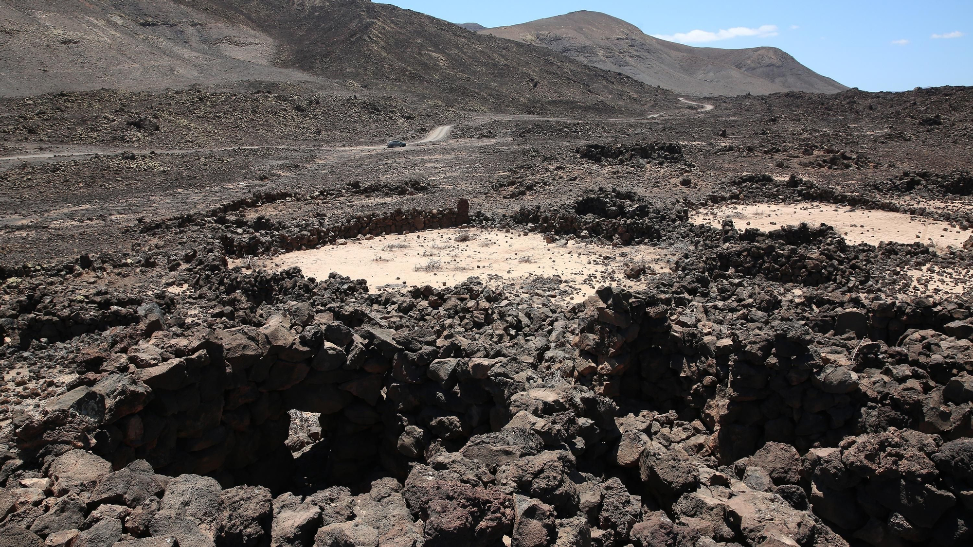 El poblado del Valle de la Cueva, con cerca de un centenar de estructuras en medio de una colada, es el más antiguo de Fuerteventura (siglo III), según las dataciones fiables.