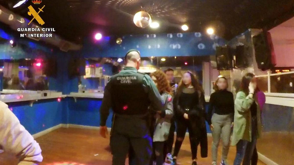 La Guardia Civil sorprende a más de 40 menores en dos pubs de Selaya con alcohol y 'popper'