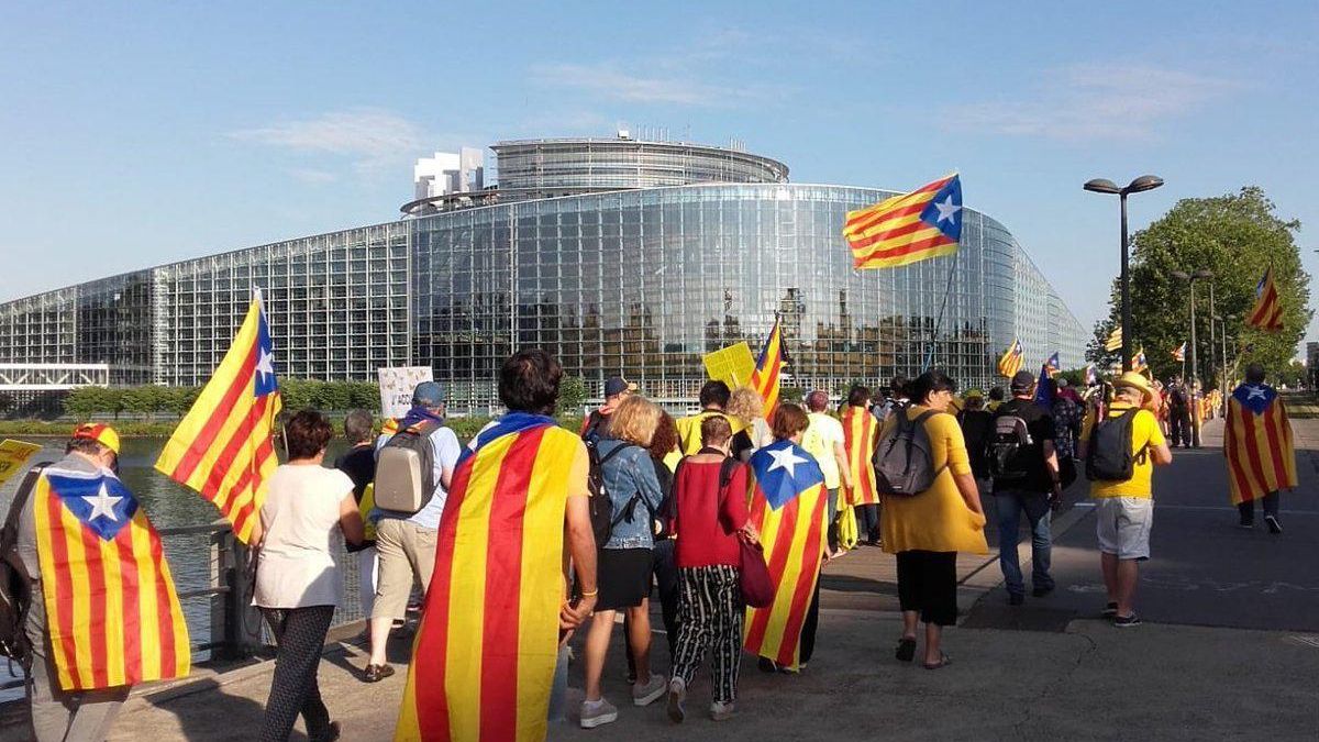 Manifestantes independentistas ante la sede del Parlamento Europeo en Estrasburgo