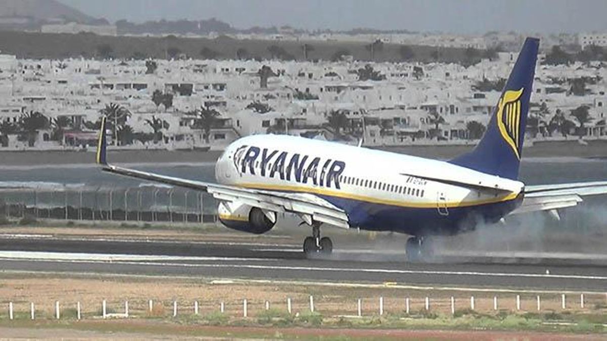 Un avión de Ryanair aterriza en el aeropuerto de Lanzarote.