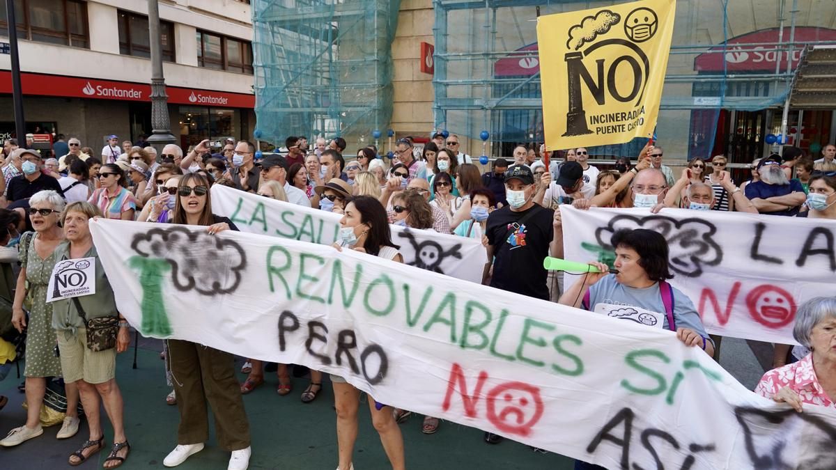 Protesta ante el Ayuntamiento de León por el proyecto de combustión de la Red de Calor al sur de la capital, archivo.