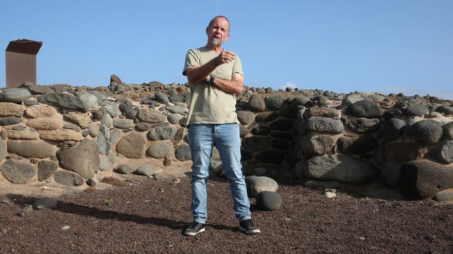 El arqueólogo Javier Velasco en La Restinga (Telde). La evolución de la sociedad es una de las conclusiones de la investigación en la que está inmerso el equipo de El Museo Canario.