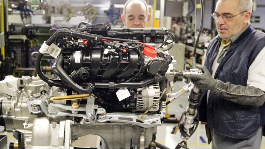 Trabajadores de la cadena de montaje de la factoría que GM España tiene en Figueruelas (Zaragoza).