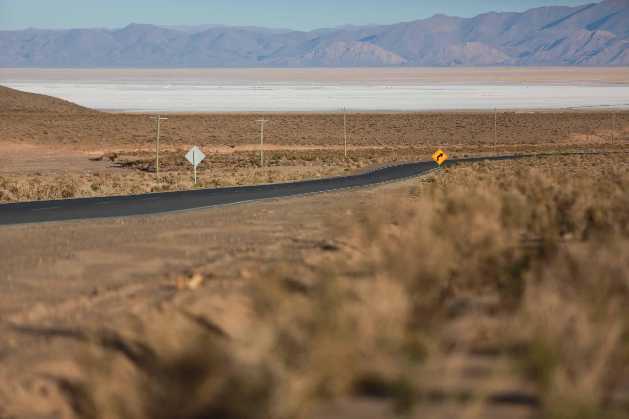 Camino a la comunidad de Rinconadillas, con el gran salar de fondo, en Jujuy.