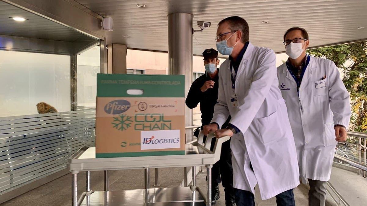 Llegada de la caja con las vacunas de Pfizer al hospital de Txagorritxu